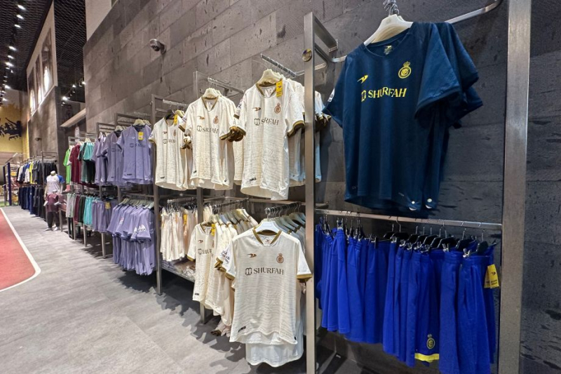 «Аль-Наср» продаёт около 300 футболок Роналду в день. Мы сходили в фан-шоп в Эр-Рияде