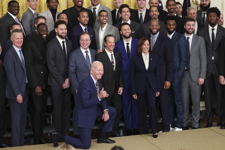 Байден встал на колено и забыл имя звезды НБА. Чемпионы 2022 года добрались до Белого дома
