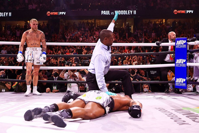 Джейк Пол нокаутировал экс-чемпиона UFC! Вудли приводили в чувство медики