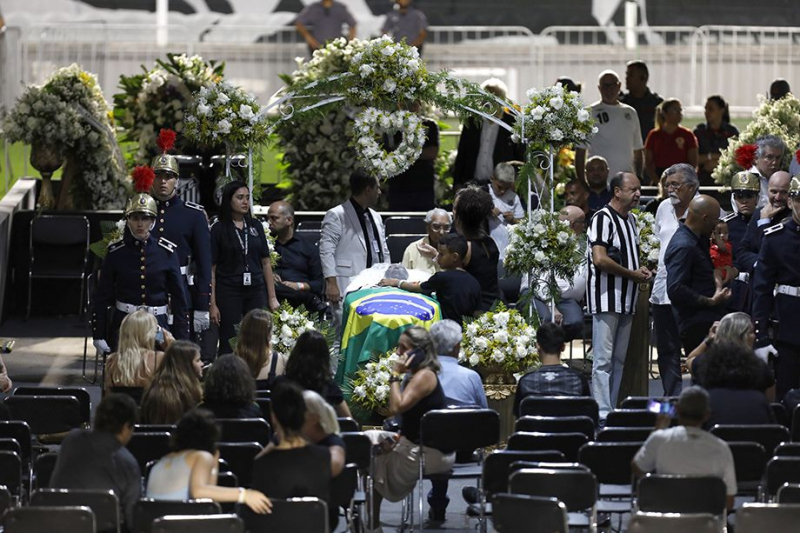 Как Бразилия прощалась с Пеле. Короля футбола похоронили на необычном кладбище