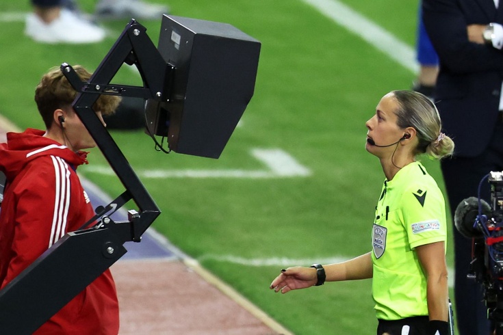«Не должно быть такой разницы между мужским и женским футболом». Судейский скандал на Евро
