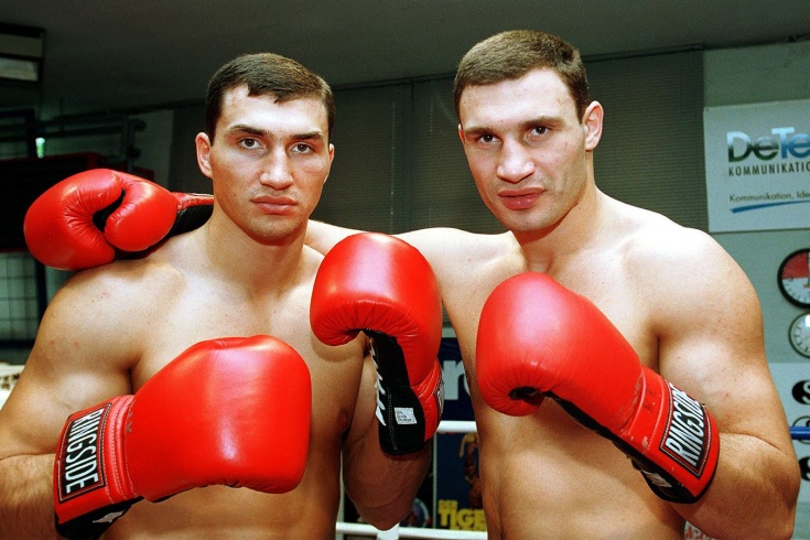 Шесть минут на двух соперников. 26 лет назад братья Кличко стали профессионалами